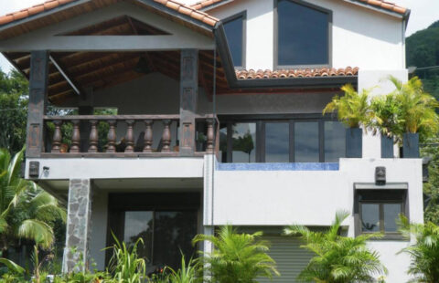 Beautiful well designed home in a Lush tropical vegetation.