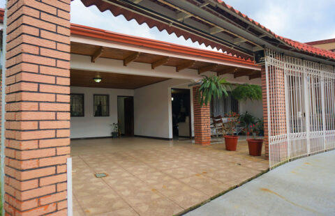 Cute House in the Heart of Costa Rica